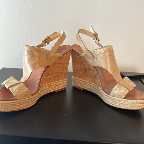 Coach women sandal size 6 tan color - Picture 10 of 11